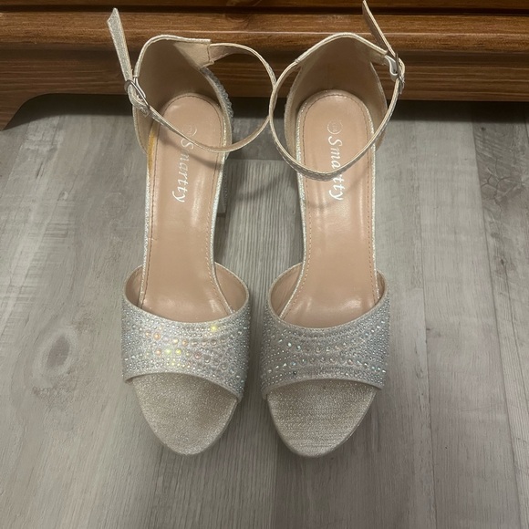 Size 9 heels - Picture 3 of 3